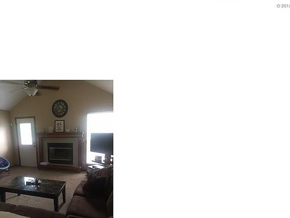 Gas start fireplace, vaulted ceiling, ceiling fan - door walks out to deck