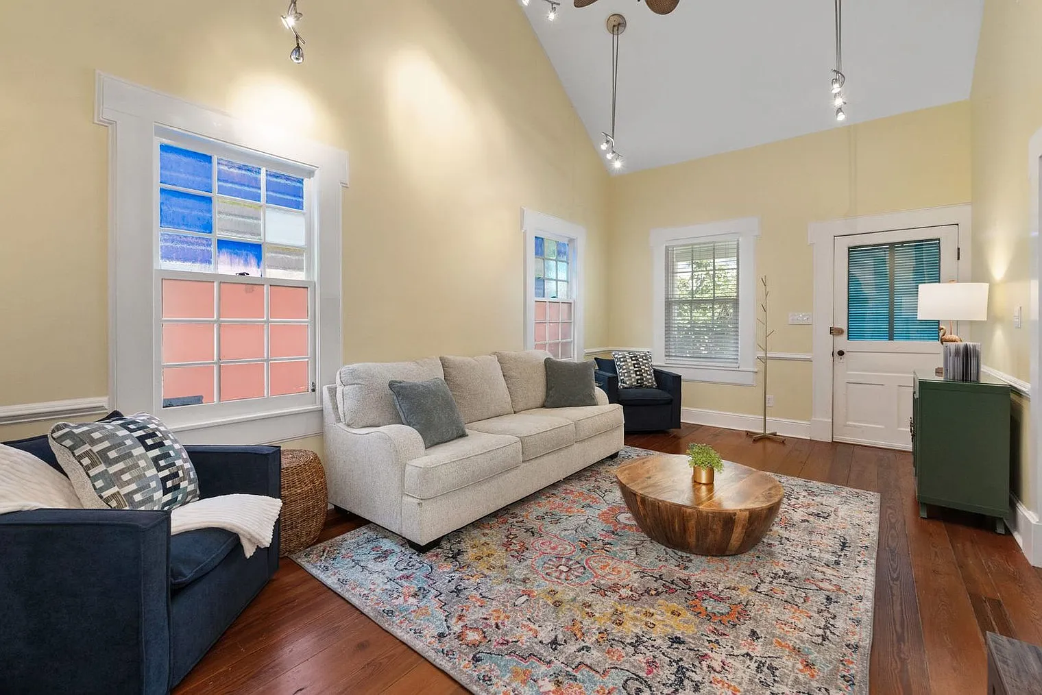 1 bed, 1.0 bath, 796 sqft, $2,956 — Photo 2