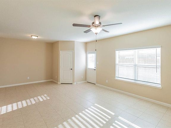 3rd image of 401 Hollow Brook Ln