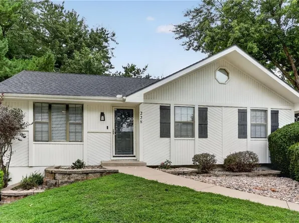 228 Richfield Ct, Liberty, MO 64068