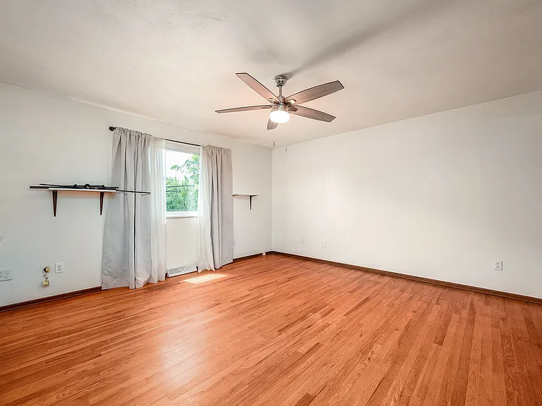 466 Mohican Ave — Photo 6