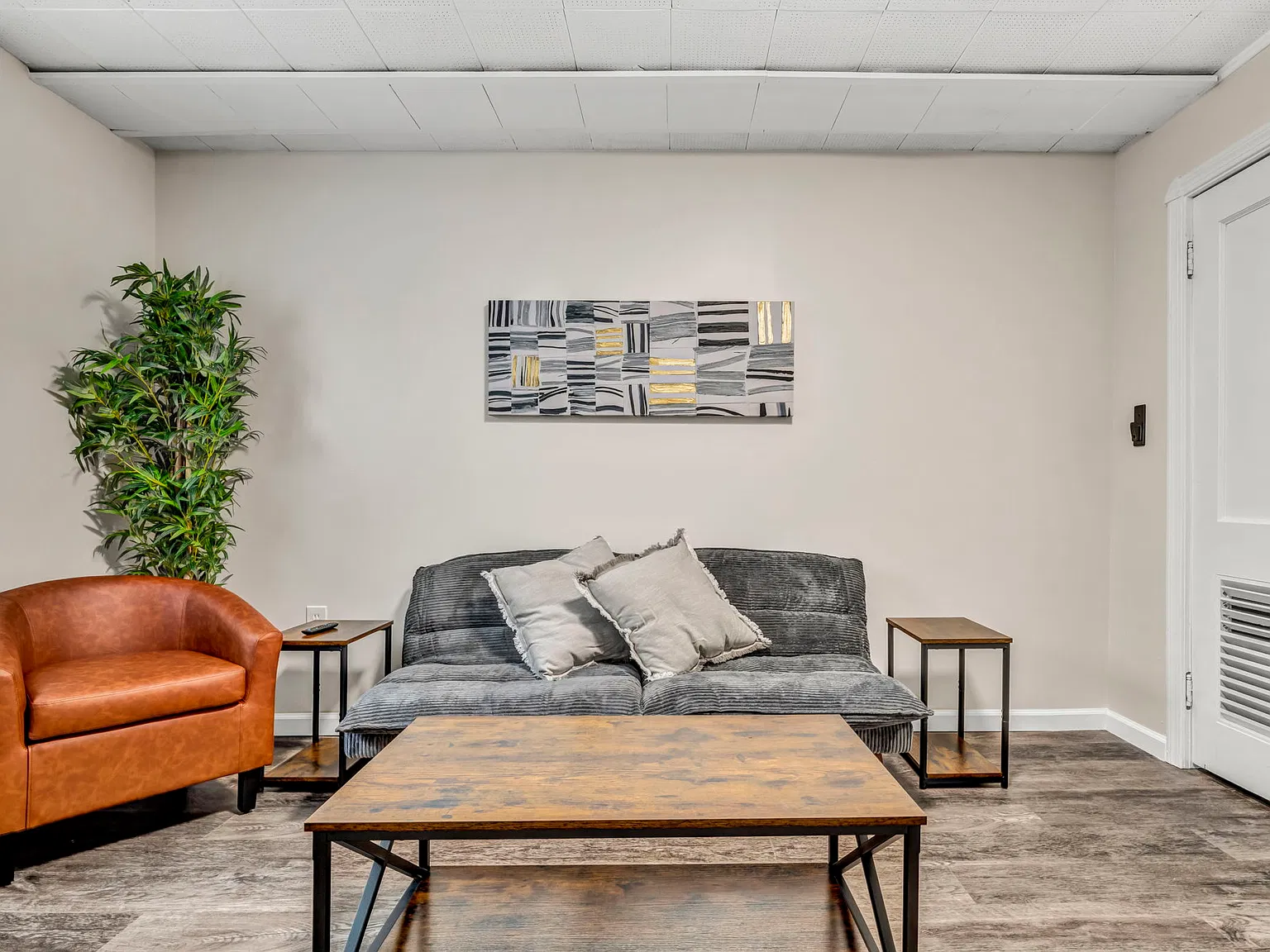 69 Prospect Basement - Fully Furnished Private Basement Suite — Photo 2