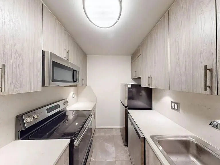 433 W 43rd St #3B — Photo 3
