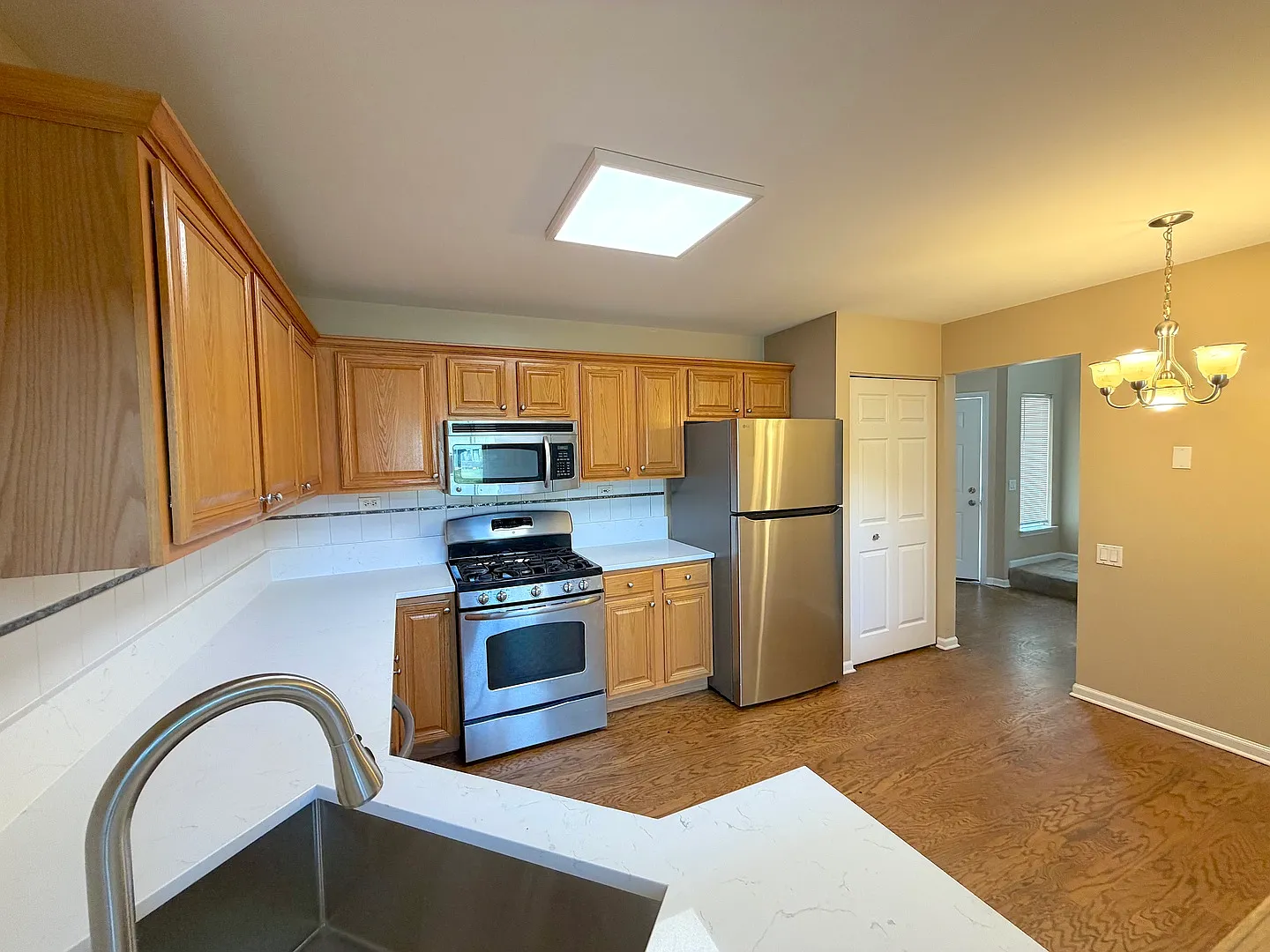 2 bed, 2.5 bath, 1700 sqft, $3,200 — Photo 4