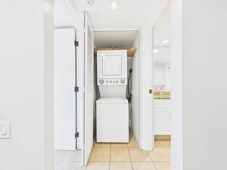 2101 Nuuanu Ave #I1806 — Photo 4
