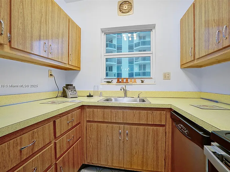 4747 Collins Ave #1108 — Photo 5
