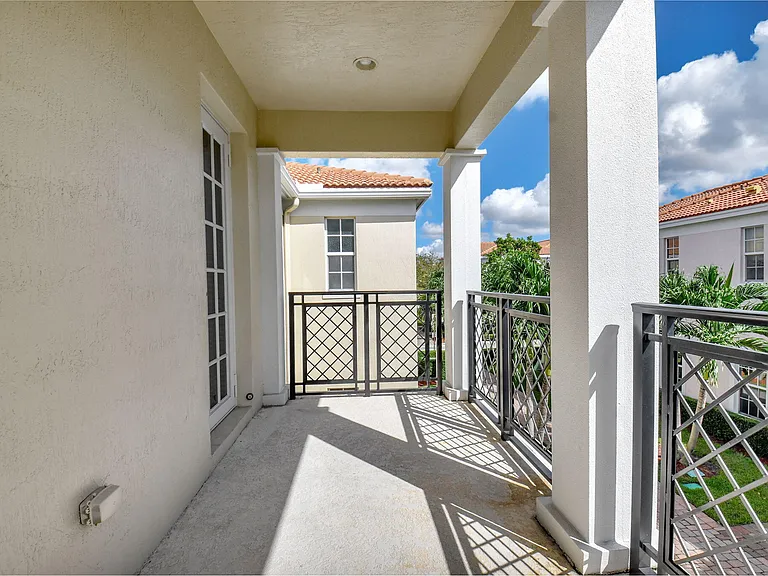 838 NW 83rd Ln — Photo 28