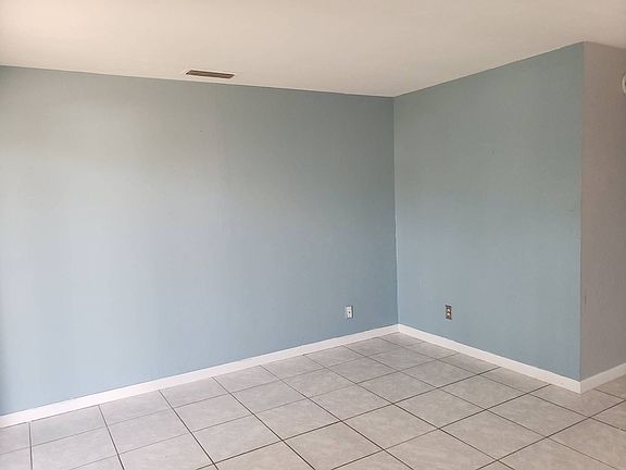 2nd image of 621 SE 13th Pl APT A