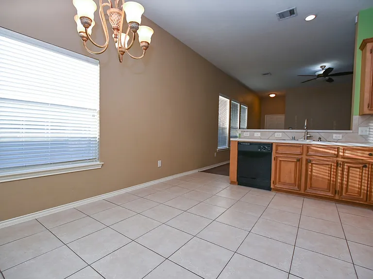 2123 Castle Gardens Ln — Photo 9