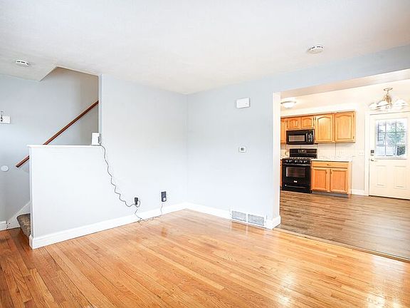 4th image of 39 Greenwood St