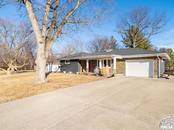 2nd image of 526 N Lakeshore Dr
