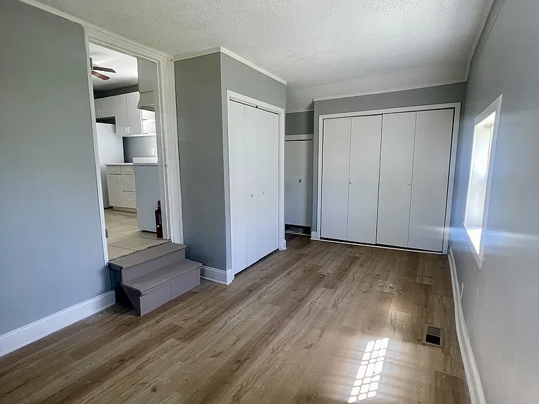 708 W Henderson Dr — Photo 6