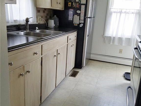 5th image of 51 Youngs Ave