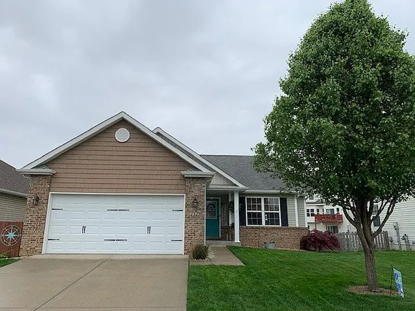 1391 Orchard Lakes Cir, Belleville, IL 62221