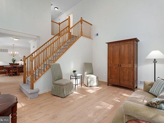 5th image of 102 Treymore Ct