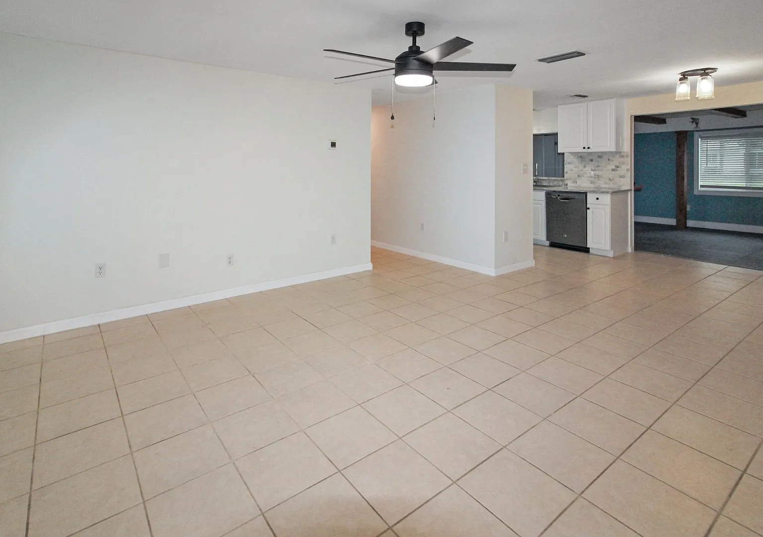 Circlewood Annual Condo for Rent — Photo 2