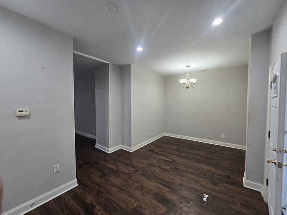 3rd image of 8622 S Escanaba Ave