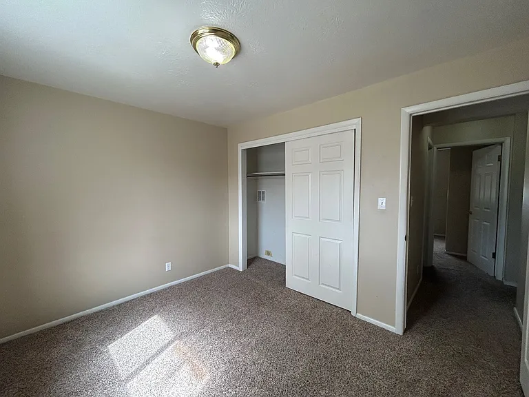 Main 819 S — Photo 38