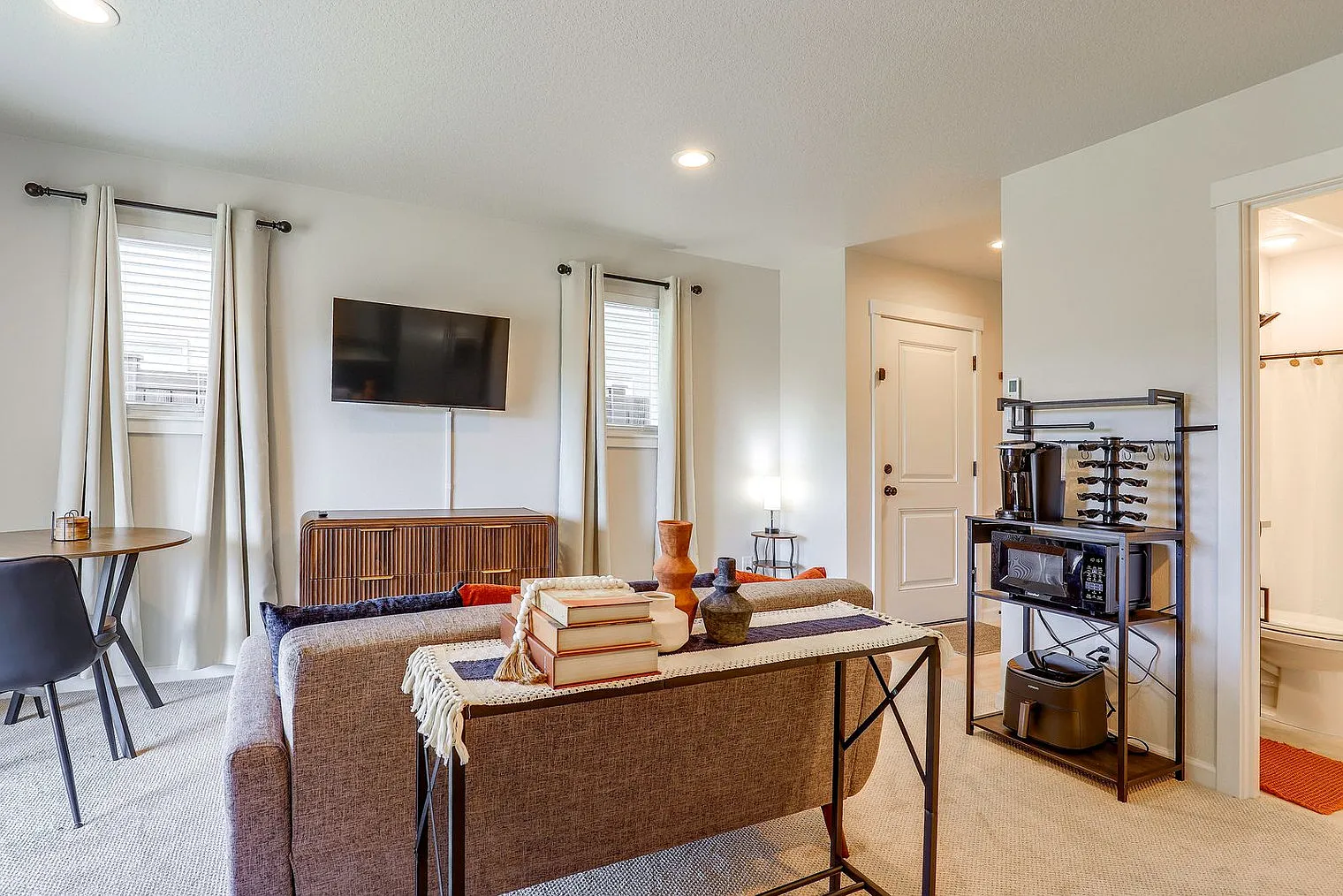 Studio, 1.0 bath, 570 sqft, $1,935 — Photo 3