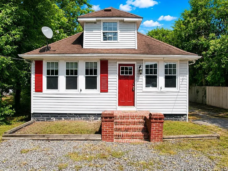 316 Pitney Rd — Photo 1