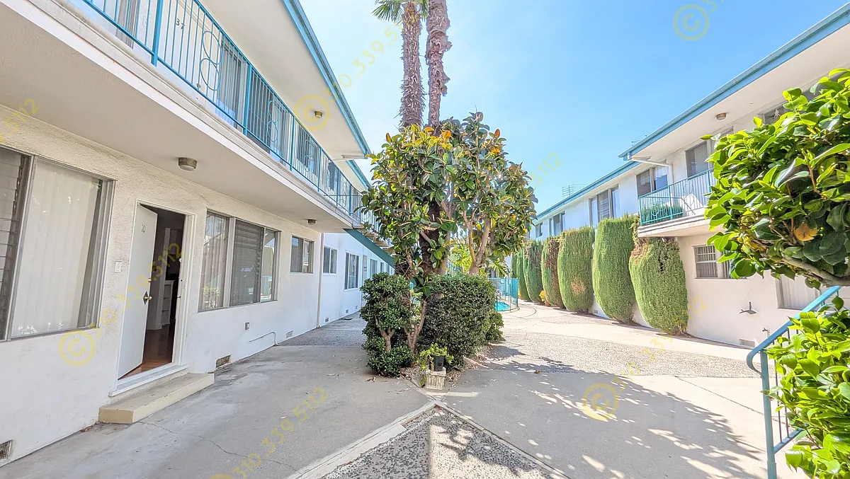 Building Photo - 3743 Clarington Ave #1