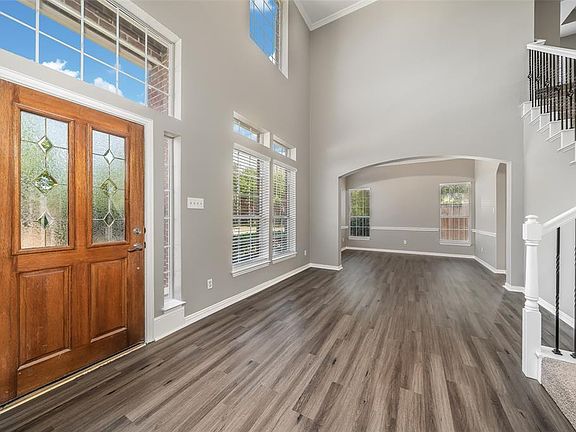 3rd image of 117 Heatherstone Dr