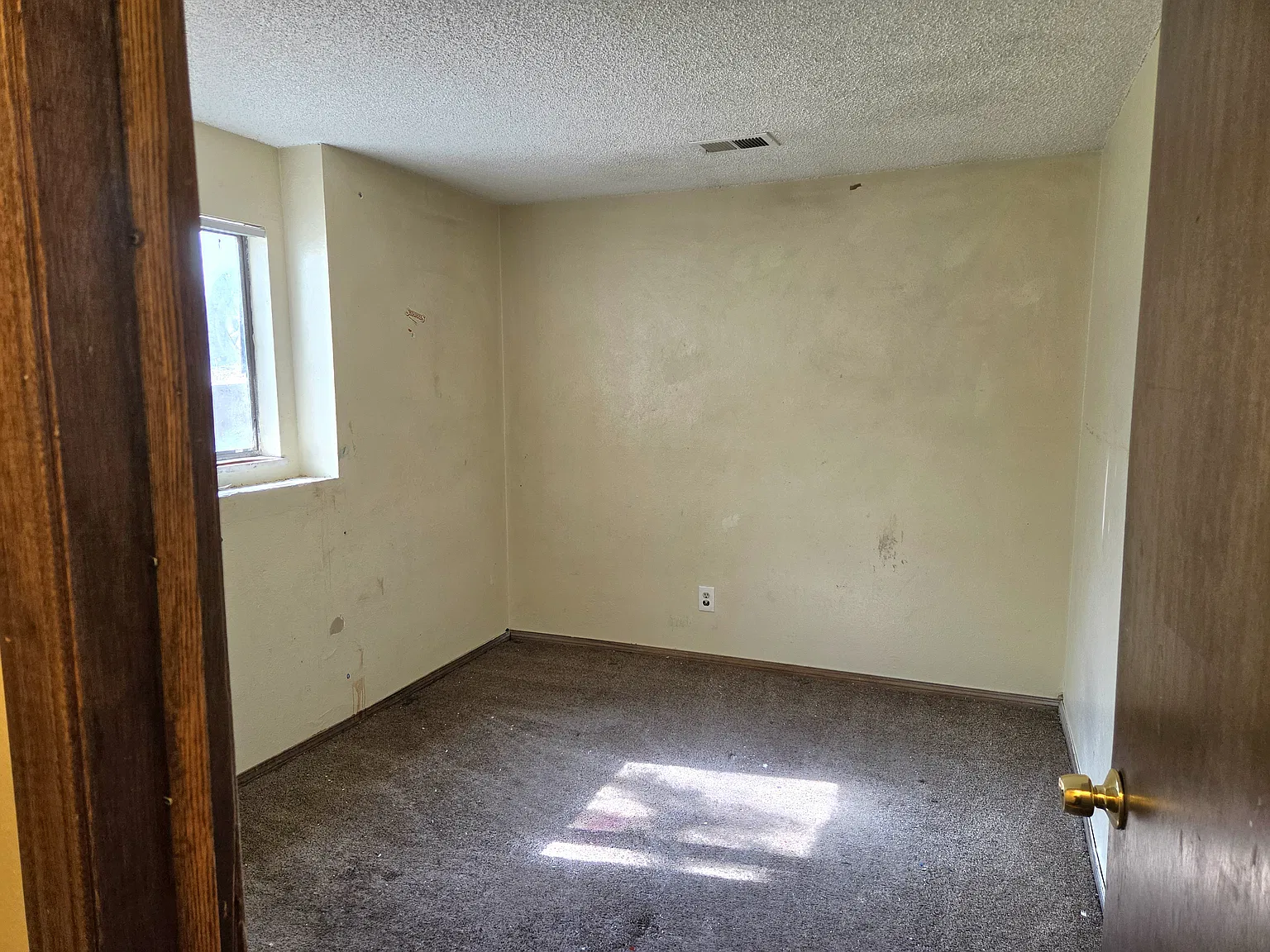 3 bed, 1.5 bath, 1400 sqft, $2,300 — Photo 2
