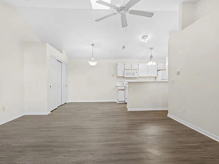 Oasis Apartments — Photo 21
