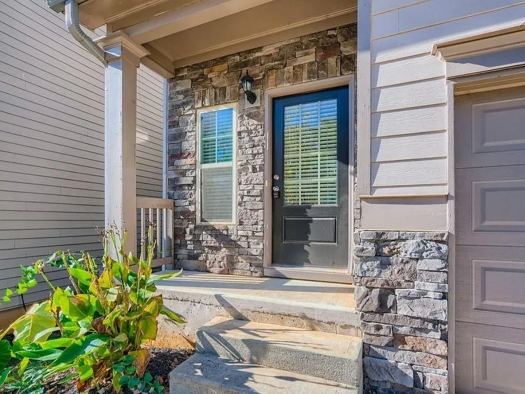 3 bed, 2.5 bath, 2012 sqft, $2,300 — Photo 2