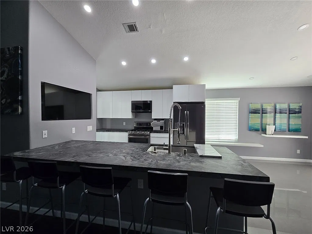 3 bed, 2.0 bath, 2038 sqft, $3,000 — Photo 1