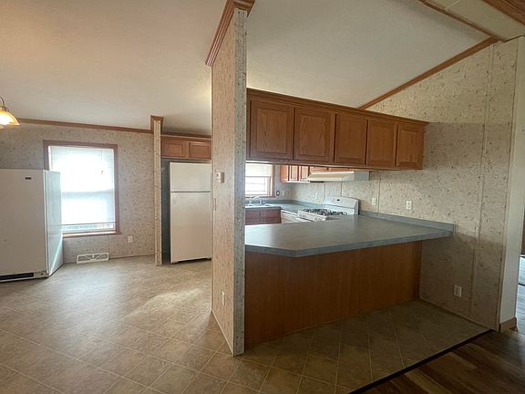 4th image of 211 Balsam St