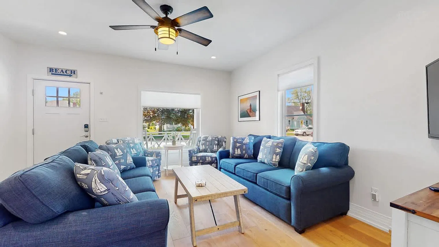 6 bed, 3.0 bath, 2540 sqft, $7,520 — Photo 1