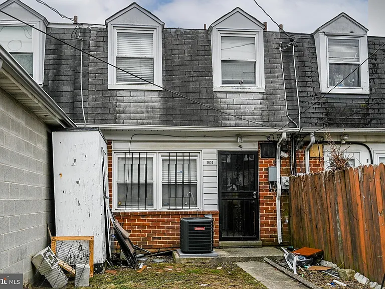 1610 Wentworth Ave — Photo 7