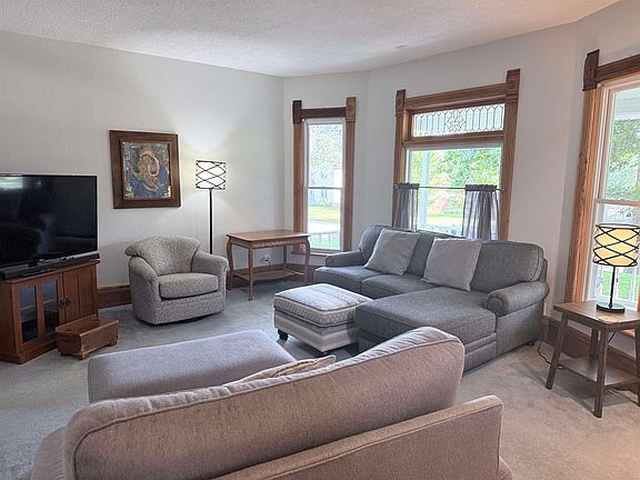 3rd image of 1228 W Lincoln Blvd