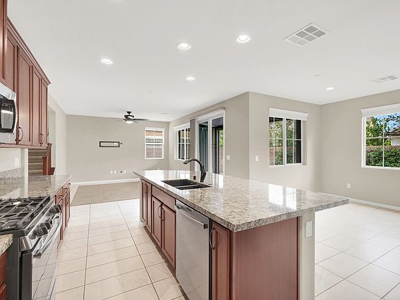 #GuardianRealty 2548 Sable Creek Inspirada Henderson Home Rental kitchen island_08232025
