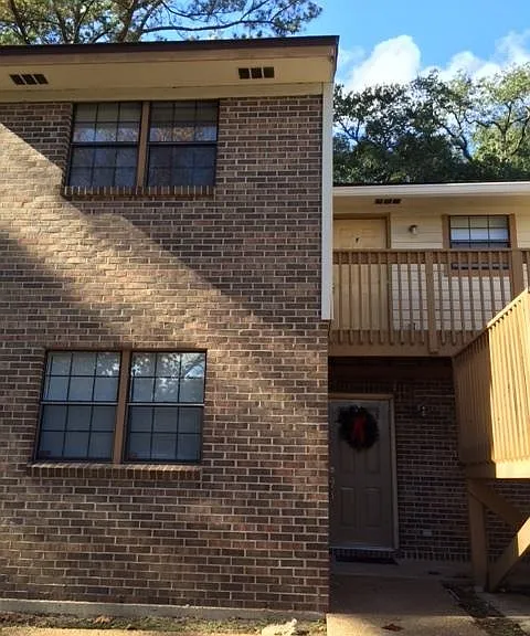 1102 Green Tree Ct #F — Photo 1