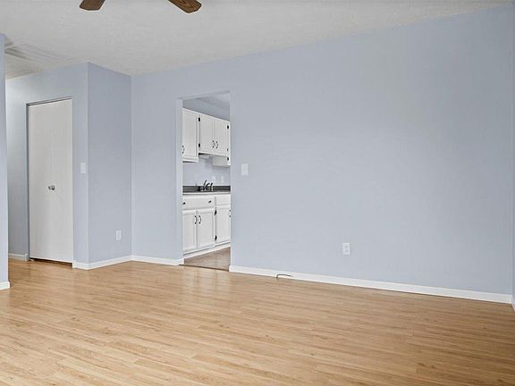 3rd image of 1407 N Nixon Dr