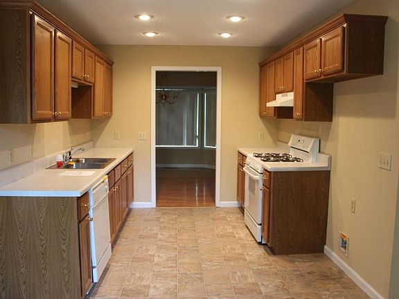 4th image of 57 Tulip Dr
