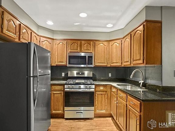 3rd image of 386 13th St APT 3