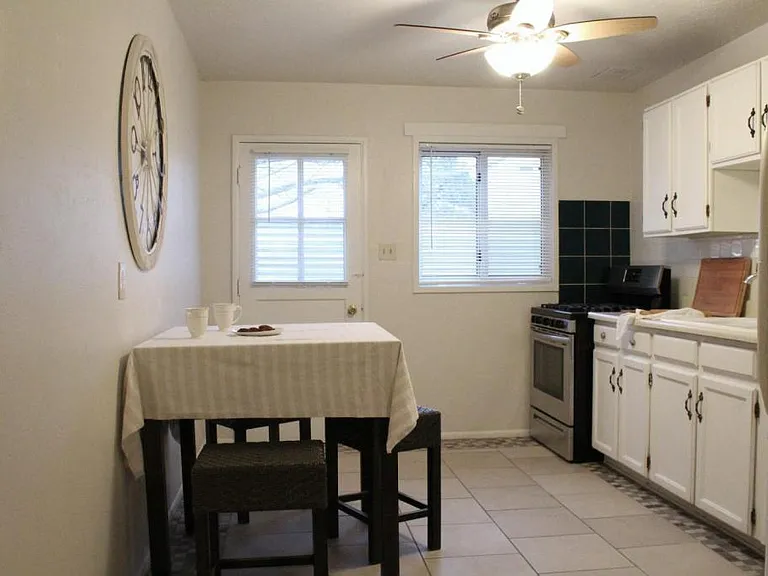 1021 Alvarado Dr SE #A — Photo 11