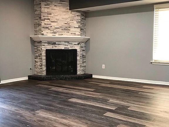 3rd image of 41648 Bedford Dr