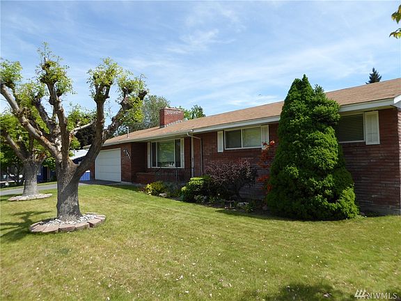 2nd image of 1551 N Astor Ct