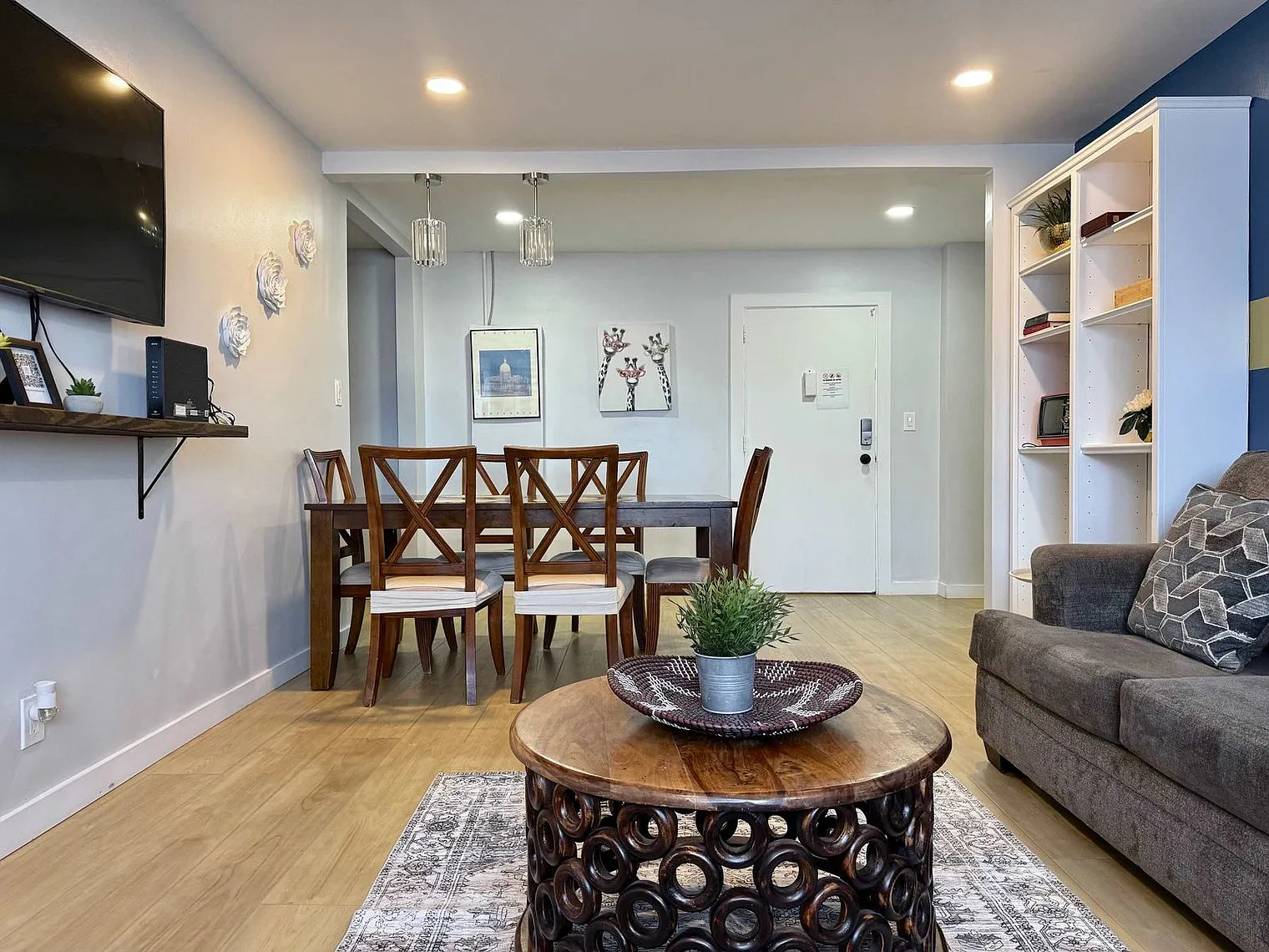 3 bed, 2.0 bath, 990 sqft, $4,120 — Photo 4