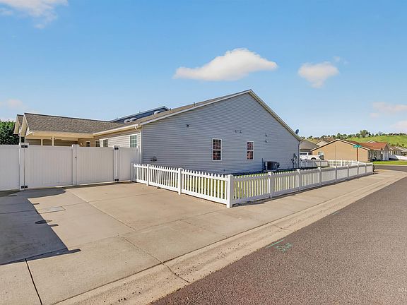 4th image of 1101 Liberty Cir