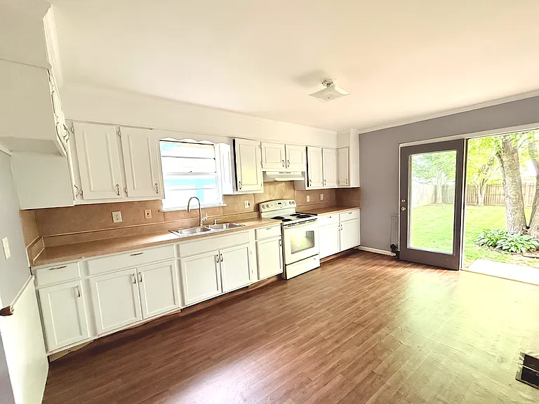 1221 Maple St — Photo 9