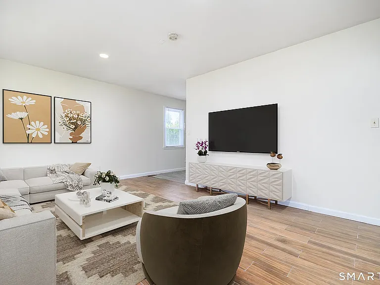 472 Anton St — Photo 4