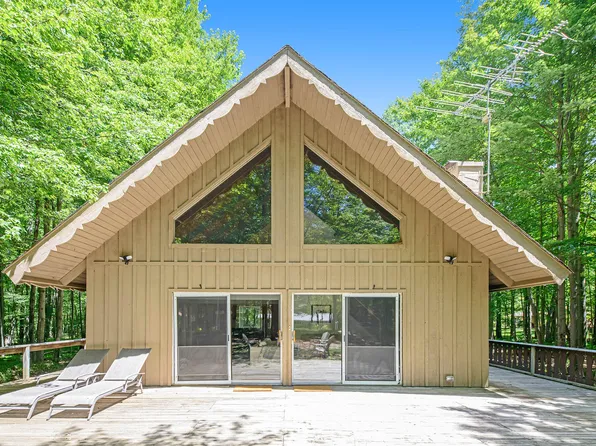 8304 Pine Tree Trl, Stanwood, MI 49346