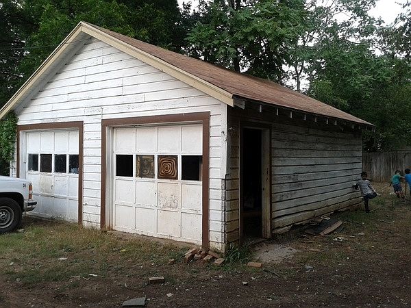 2nd image of 822 N Barnett Ave