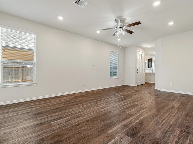 1052 Toledo Bend Dr — Photo 3