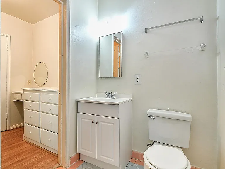 684 S Mariposa Ave — Photo 7